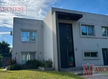 Casa · 600m² · 4 Ambientes · 1 Cochera · Casa 4 Ambientes en Venta en Barrio Privado de Ituzaingo