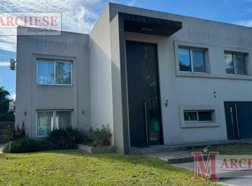Casa · 230m² · 4 Ambientes · 1 Cochera · Casa 4 Ambientes en Venta en Barrio Privado de Ituzaingo