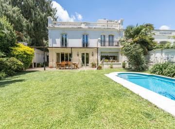 Casa · 450m² · 8 Ambientes · 3 Cocheras · Venta Casa de 8 Ambientes con Pileta, Jardín y Parrilla - San Isidro