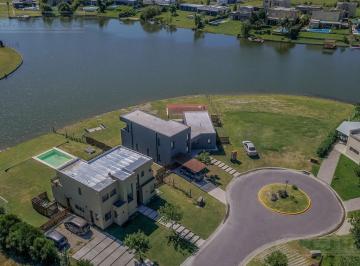 Casa · 181m² · 5 Ambientes · 1 Cochera · Casa en San Sebastián Sobre Hermosa Bahía a La Laguna en Área 1 Mb