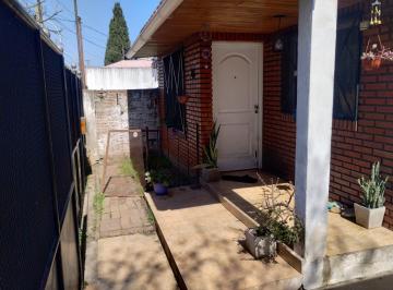 Casa de 4 ambientes, Lanús · Vende Chalet Dos Plantas 4 Ambientes S/lote 8.66 X 51 m. Amplio Fondo Libre