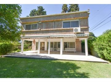 Casa · 137m² · 6 Ambientes · Casa Céntrica en Funes