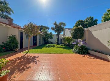 Casa · 220m² · 5 Ambientes · 2 Cocheras · Casa en Venta en Banfield Oeste - Acepta Departamento en Parte de Pago!