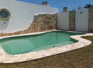 Casa · 195m² · 4 Dormitorios · 2 Cocheras · Hermosa Casa 4 Dormit, Pileta con Caldera, Quincho, Baño con Jacuzzi. B° Villa Cabrera