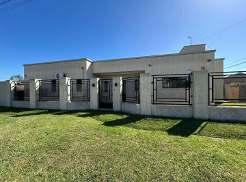Casa · 175m² · 6 Ambientes · 2 Cocheras · Casa con Pileta en Barrio Parque Matheu