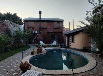 Casa · 230m² · 5 Ambientes · 3 Cocheras · Casa en Venta - 4 Dorm. 4 Baños - Cochera - 700 m² - Merlo
