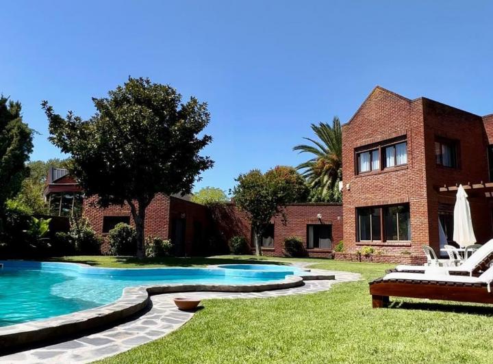 Casa · 435m² · 4 Dormitorios · 2 Cocheras