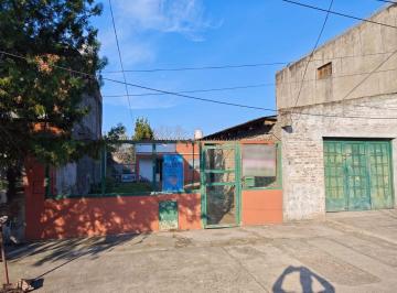 Casa · 82m² · 3 Ambientes · 1 Cochera · Casa a Refaccionar con Terreno Villa Tesei
