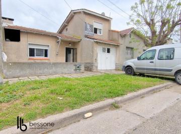 Casa · 100m² · 4 Ambientes · 1 Cochera · Casa Chalet a Reciclar Zona Puerto Oportunidad Lote Propio