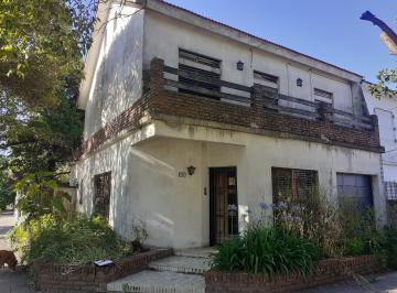 Casa de 4 ambientes, Lomas de Zamora · Chalet en Venta 3 Dorm., Cochera. Excelente Ubicacion Temperley Este