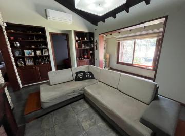 Casa · 300m² · 5 Ambientes · 2 Cocheras · Casa en Ciudad Evita - con Patio y Piscina