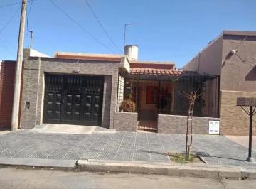 Casa · 127m² · 6 Ambientes · 1 Cochera · Venta Casa Alto General Paz 3 Dorm.