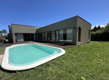 Casa · 200m² · 4 Ambientes · 2 Cocheras · Casa en Alquiler Temporada Barrio Privado Rumenco