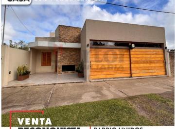 Casa · 240m² · 5 Ambientes · 2 Cocheras · ¡Tu Nuevo Hogar Te Espera en Reconquista! Hermosa Casa en Venta