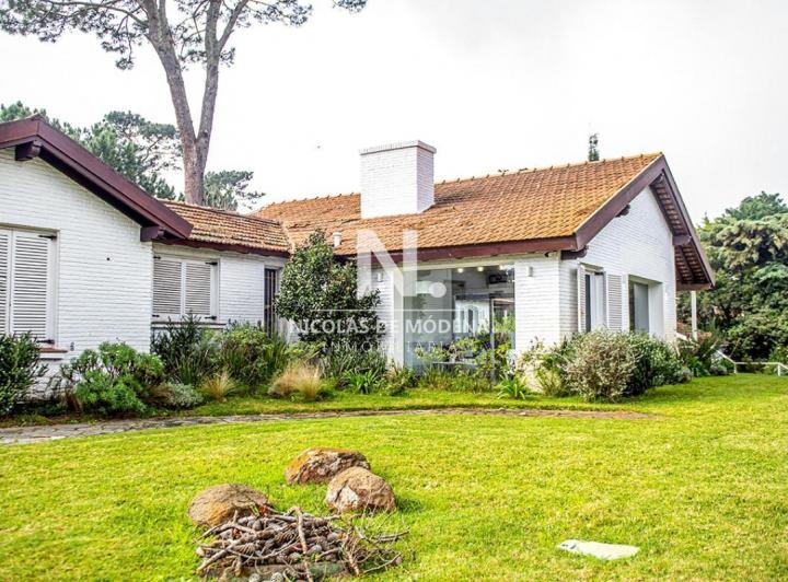 Casa · 1981m² · 8 Ambientes · 1 Cochera