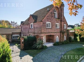 Casa · 557m² · 8 Ambientes · 2 Cocheras · Lindísima Casa en Venta en San Isidro Chico.