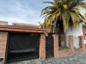 Casa · 4 Ambientes · Impecable Casa con Fondo y Quincho