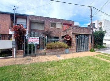 Casa · 201m² · 4 Dormitorios · 1 Cochera · Casa en Cardenal Fasolino Al 800