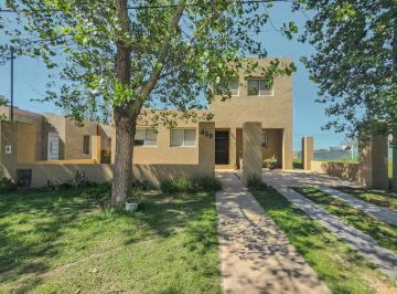 Casa · 129m² · 4 Ambientes · Casa de 3 Dorm. con Pileta de Oportunidad