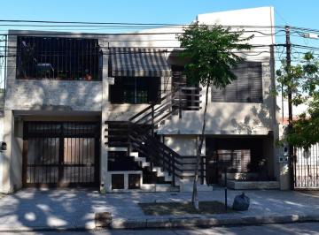Casa · 197m² · 4 Ambientes · 2 Cocheras · Casa con Cochera Pasante y Galpón en Barrio Sargento Cabral