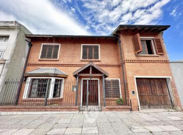 Casa · 220m² · 6 Ambientes · 1 Cochera · Casa en Venta de 6 Amb. 5 Dorm. Patio y Cochera. Centro Campana
