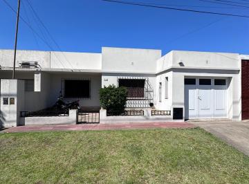 Casa · 80m² · 2 Dormitorios · 2 Cocheras · Hermosa Casa en El Barrio San Cayetano!