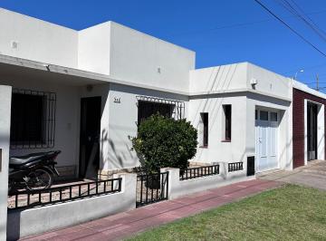 Casa · 80m² · 2 Dormitorios · 2 Cocheras · Casa en Barrio San Cayetano. Muy Buena Oportunidad.