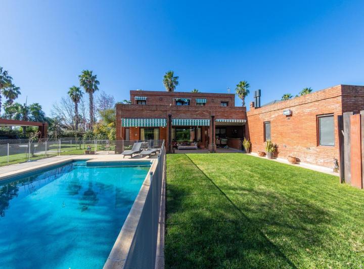 Casa · 800m² · 7 Ambientes · 2 Cocheras