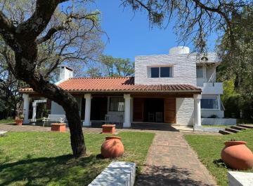 Casa · 380m² · 3 Dormitorios · 4 Cocheras · Casa en Villa Allende Golf - Pileta y Quincho