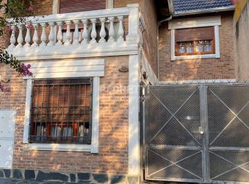 Casa · 82m² · 4 Ambientes · Dúplex Divino a m del Centro de Banfield G. B. a. Zona Sur