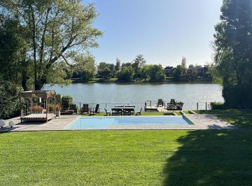Casa · 380m² · 6 Ambientes · 3 Cocheras · Casa a La Laguna con Increible Espejo de Agua