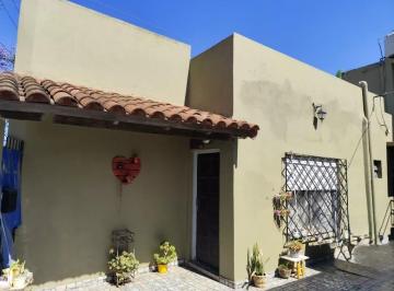 Casa · 132m² · 4 Ambientes · 2 Cocheras · Casa en Venta - 3 Dorm. 4 Baños - Cochera - 251 m² - Merlo