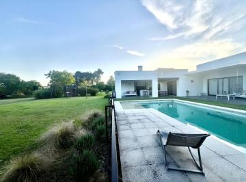 Casa · 350m² · 5 Ambientes · 4 Cocheras · Casa en Venta y Alquiler con Muebles en Barrio Pilará. La Berlina, Pilar