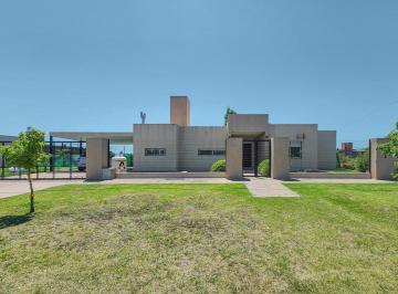 Casa · 160m² · 6 Ambientes · 2 Cocheras · Casa de 3 Dorm. con Cocheras, Amplia Galería y Pileta