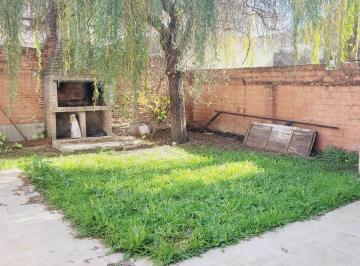 Casa · 85m² · 4 Ambientes · 1 Cochera · Venta Casa Azcuenaga Rosario Patio y Cochera.