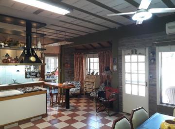 Casa · 232m² · 5 Ambientes · 1 Cochera · Casa en Venta - 3 Dorm. 2 Baños - Pileta Patio - 467 m² - Ituzaingó