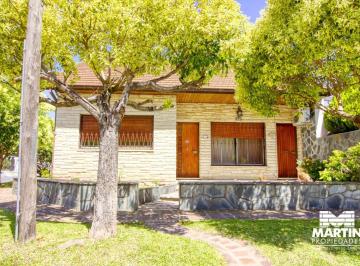 Casa · 140m² · 5 Ambientes · 2 Cocheras · Casa en Boulogne Sur Mer en Venta 5 Ambientes, 3 Dorm. y Play, Cochera X 2 Patio y Terraza.