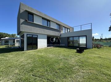 Casa · 207m² · 4 Ambientes · Casa en Alquiler Temporario en Arenas Chico