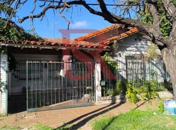 Casa · 70m² · 4 Ambientes · 1 Cochera · Lp - Hermosa Casa con Patio y Parrilla a m de La Estacion de Don Bosco