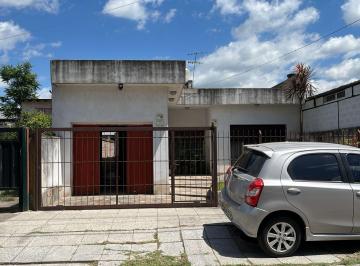 Casa de 3 ambientes, Hurlingham · Casa con Fondo Libre