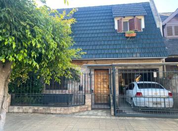 Casa de 4 ambientes, Villa Devoto · Casa 4 Amb C/entrada Coche, Parque y Pileta