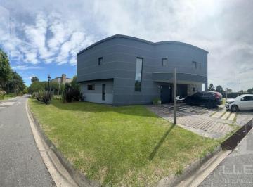 Casa · 280m² · 4 Ambientes · 2 Cocheras · Casa 4 Ambientes con Pileta en Venta - Ombues de Hudson