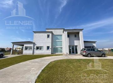 Casa · 208m² · 5 Ambientes · Casa 5 Ambientes con Piscina Al Agua en Venta - Barrio Las Golondrinas