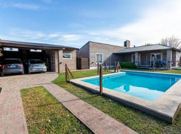 Casa · 117m² · 4 Ambientes · 3 Cocheras · Venta Casa de 3 Dorm. en Funes con Pileta