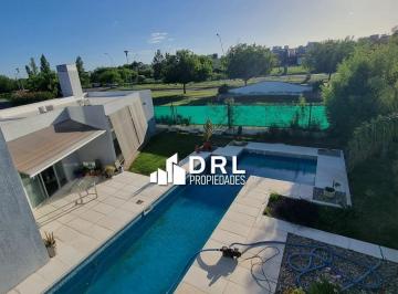 Casa · 300m² · 3 Dormitorios · 3 Cocheras · Casa en Venta en El Prado