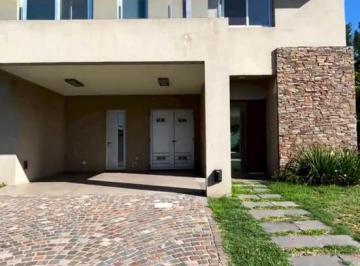 Casa · 330m² · 5 Ambientes · 2 Cocheras · Casa 5amb con Piscina - Barrio Privado Los Troncos