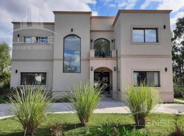 Casa · 216m² · 4 Ambientes · 5 Cocheras · Casa 5 Ambientes con Piscina en Venta Apta Credito - La Candida