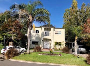Casa · 270m² · 5 Ambientes · 2 Cocheras · Casa 5 Ambientes con Piscina en Venta - Fincas de Iraola 1