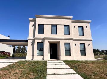 Casa · 220m² · 5 Ambientes · 2 Cocheras · Casa 3 Dorm. C/ Pileta en Pilar Golf - Pebble Beach