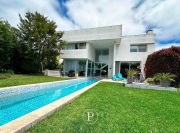 Casa · 280m² · 5 Ambientes · 2 Cocheras · Chalet de Estilo en Arenas del Sur
